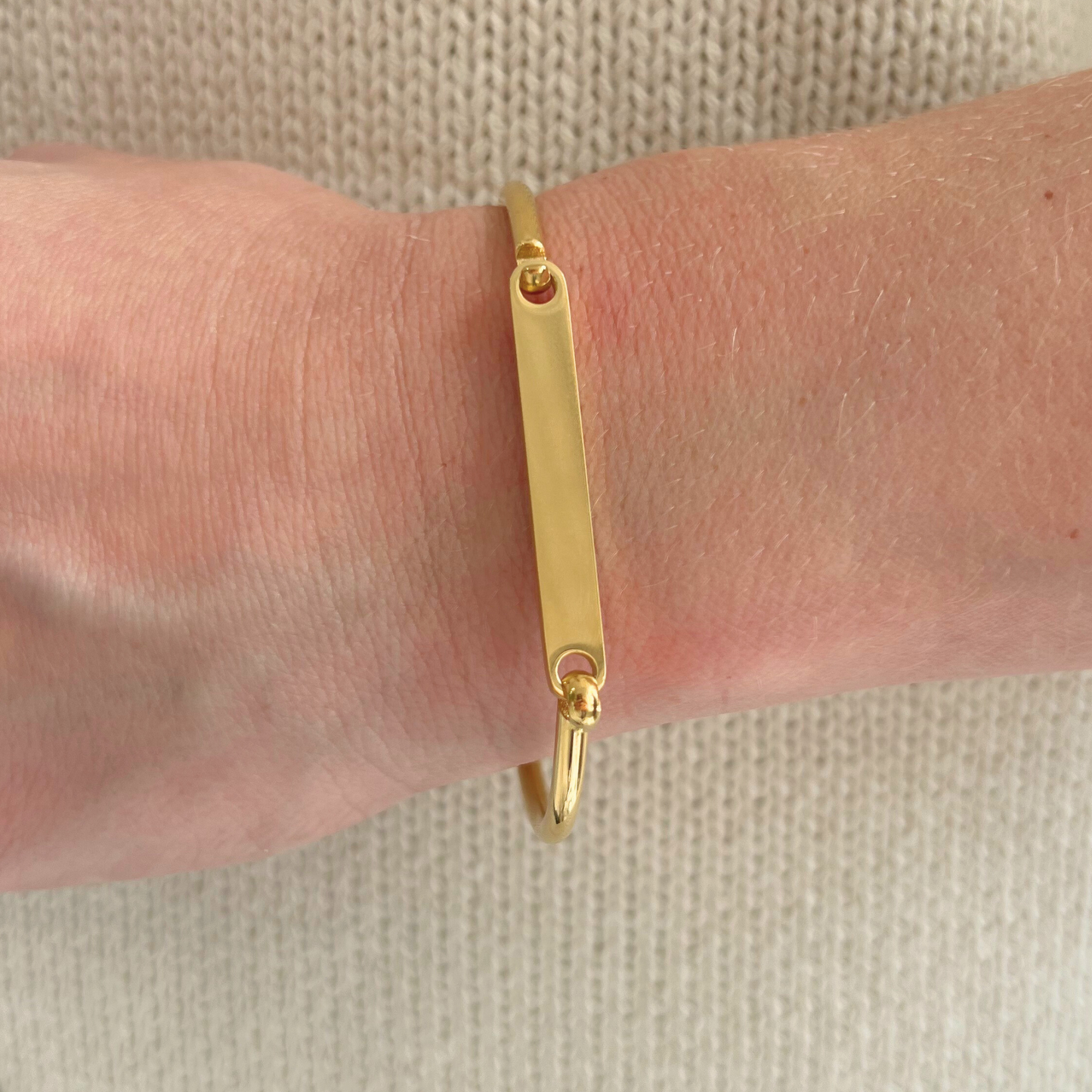 B164 GLD HINGE BAR BANGLE