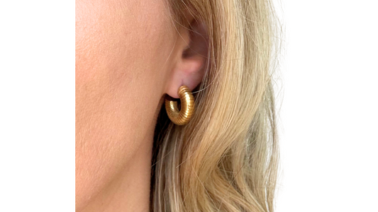 E184 MINI GLD RIBBED C-HOOP